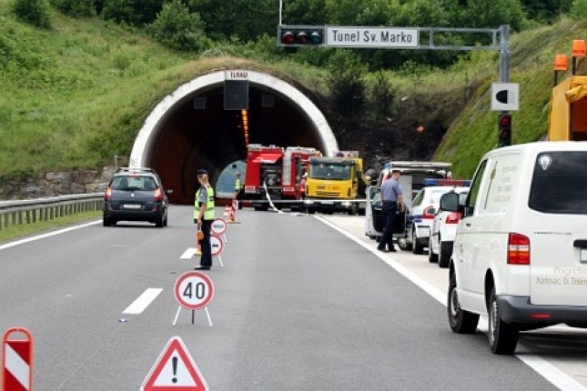 112: U naletu na divlje svinje zapalio se auto