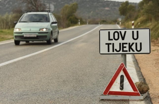 Lovci uoči lovostaja postavili nesvakidašnji znak na državnoj cesti kod Tisnog